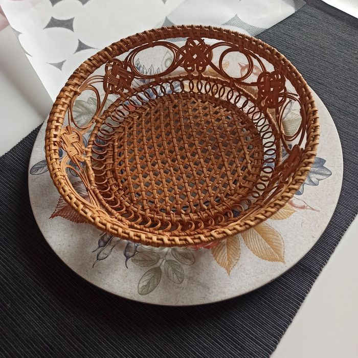 Zestaw. Talerz dekoracyjny + koszyk wiklinowy