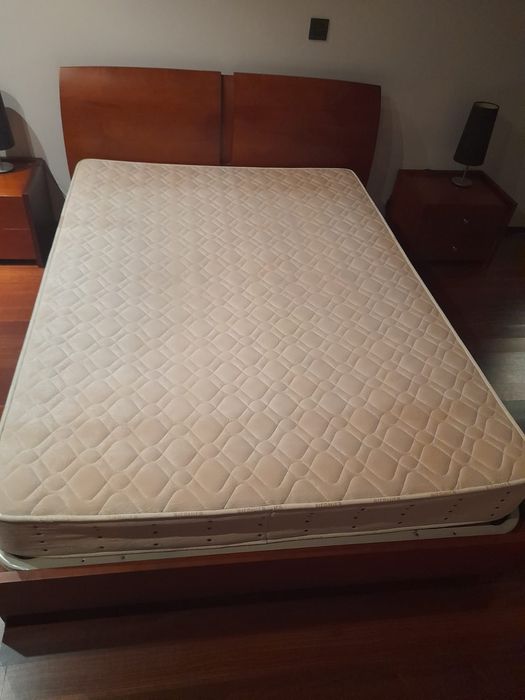 Cama de casal com oferta de estrado