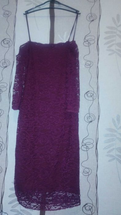 Сукня бордового кольору з мережива, голі плечі