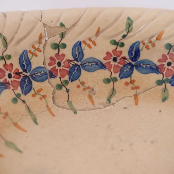 Bacia em faiança pintada à mão e agrafada