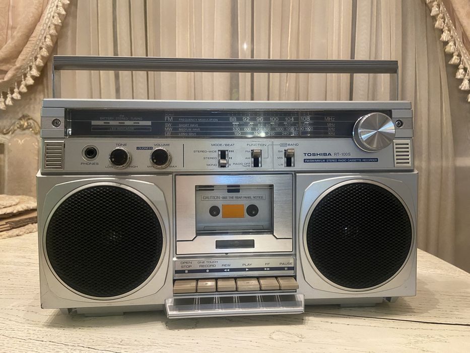 ВІНТАЖНИЙ касетний радіопрогравач Toshiba RT-100S Boombox Stereo