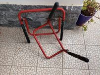 2 Barras para colocar bicicleta na parede