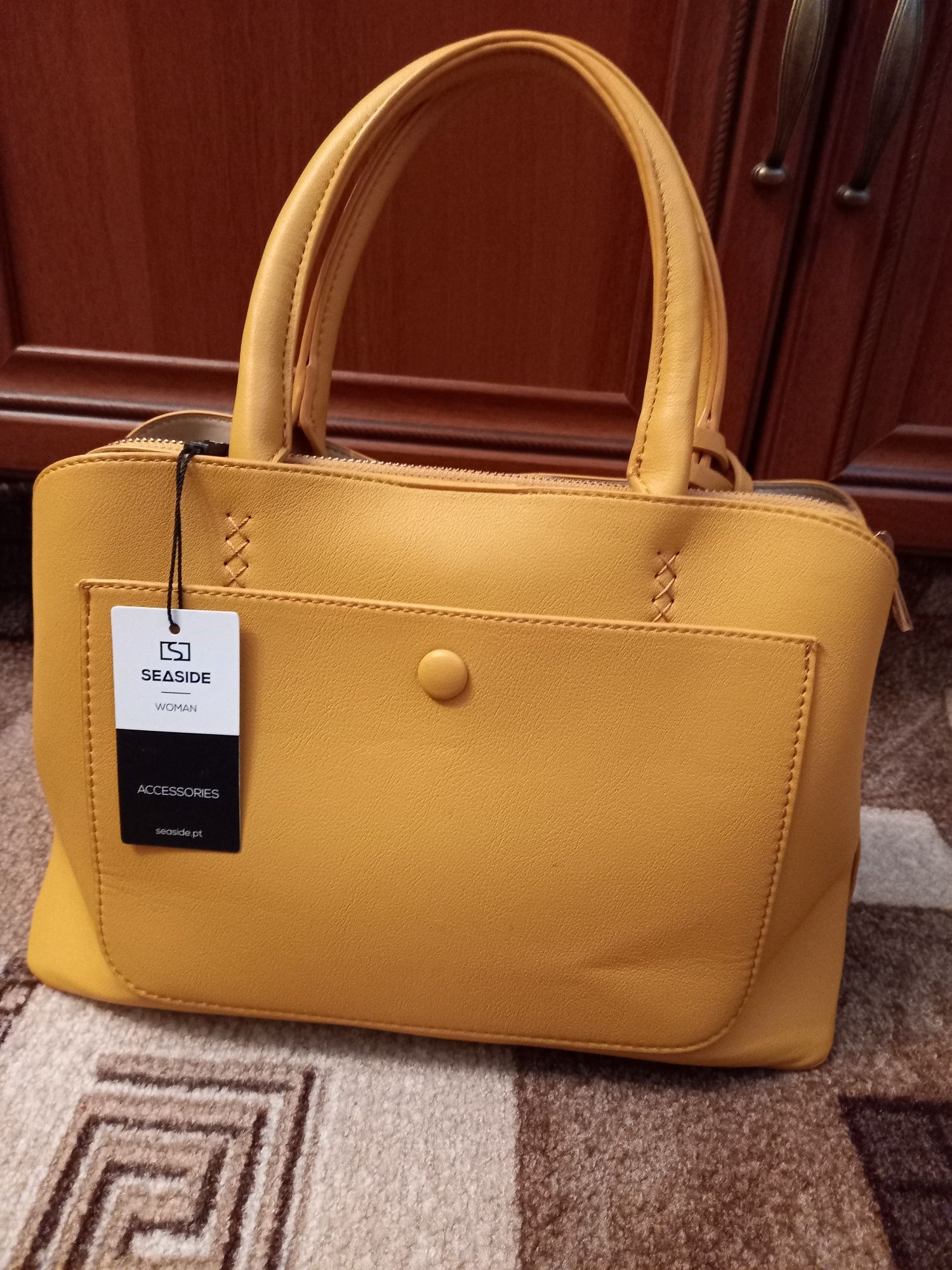 Яскрава жіноча сумка жовтого кольору