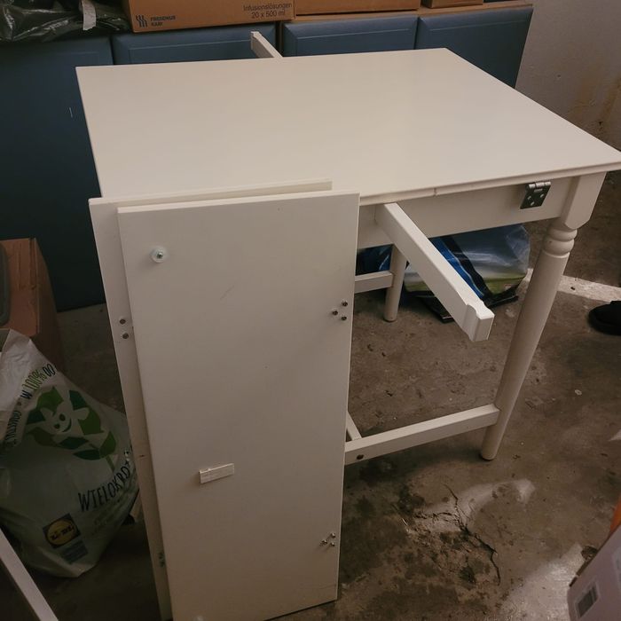 Biały stół rozkładany