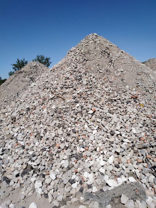 Gruz kruszony tłuczeń betonowy kruszywo transport