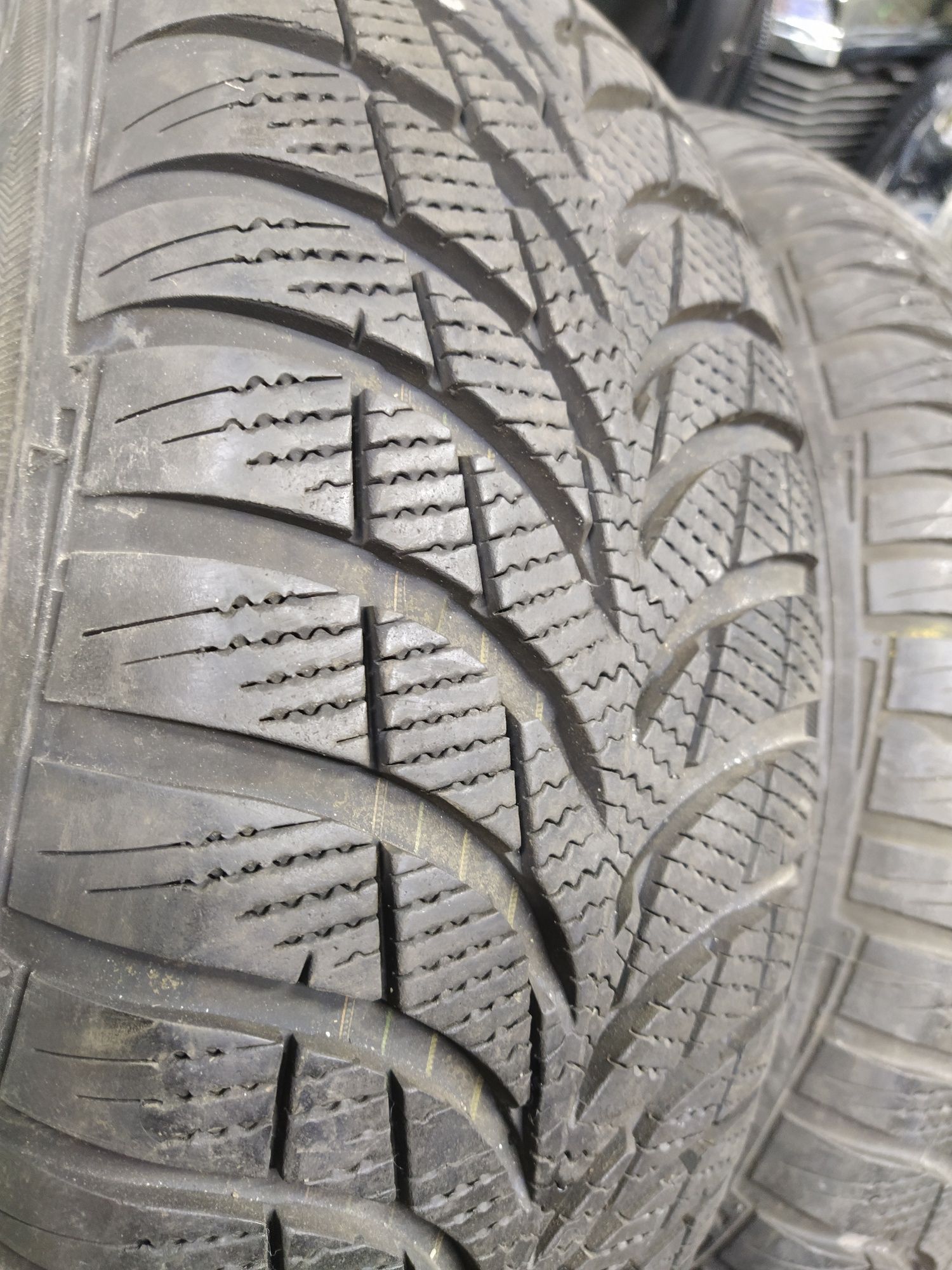 2 Opony zimowe 195/65r15 GOODYEAR 8mm