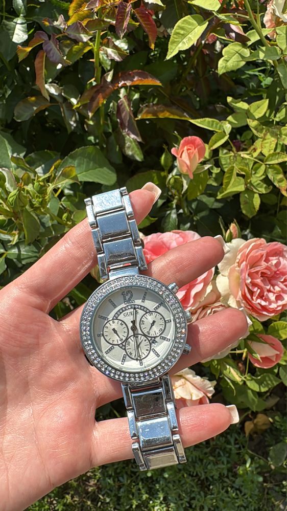 Часи guess 450 грн
