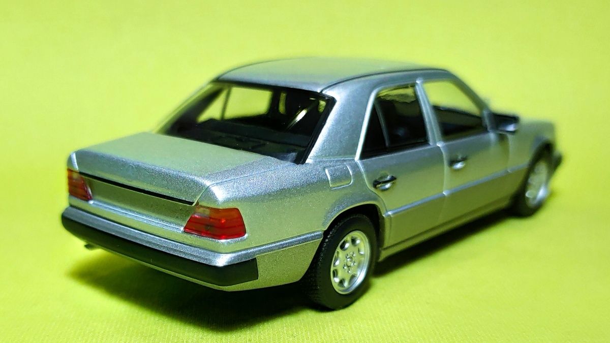 Модель 1/43 Mercedes E-Klasse 230E (W124) (Maxichamps)