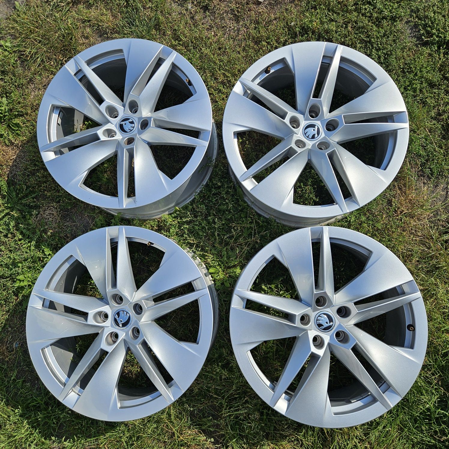 Alufelgi 19 Skoda Superb Octavia Yeti Karoq Kodjaq Enyaq VW 5x112 ET45