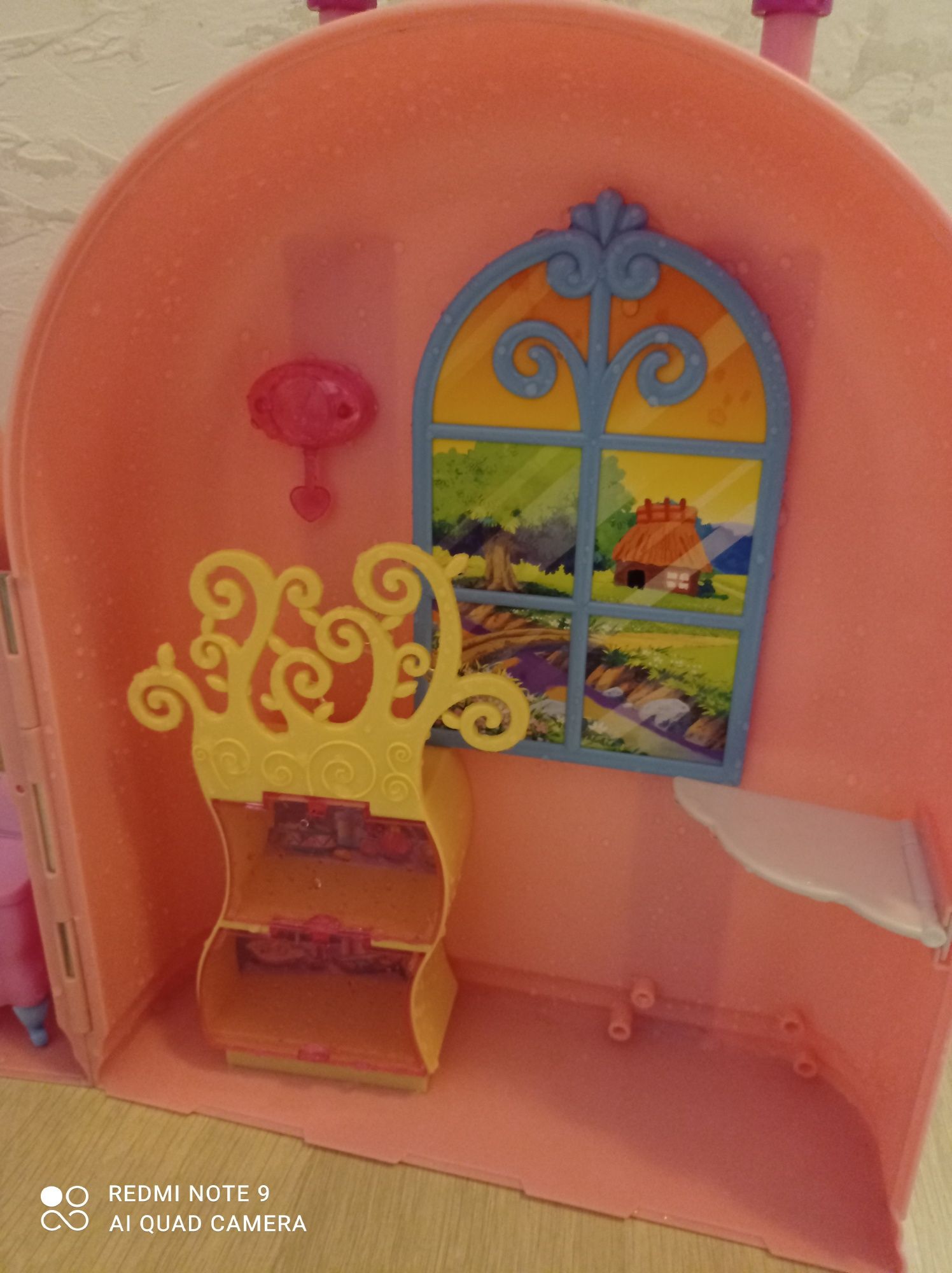Domek dla Barbie w walizce dla lalek