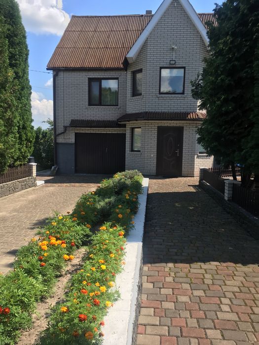 Продаж будинку з присадибною територією