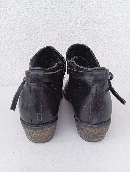 Czarne botki typu sztyblety