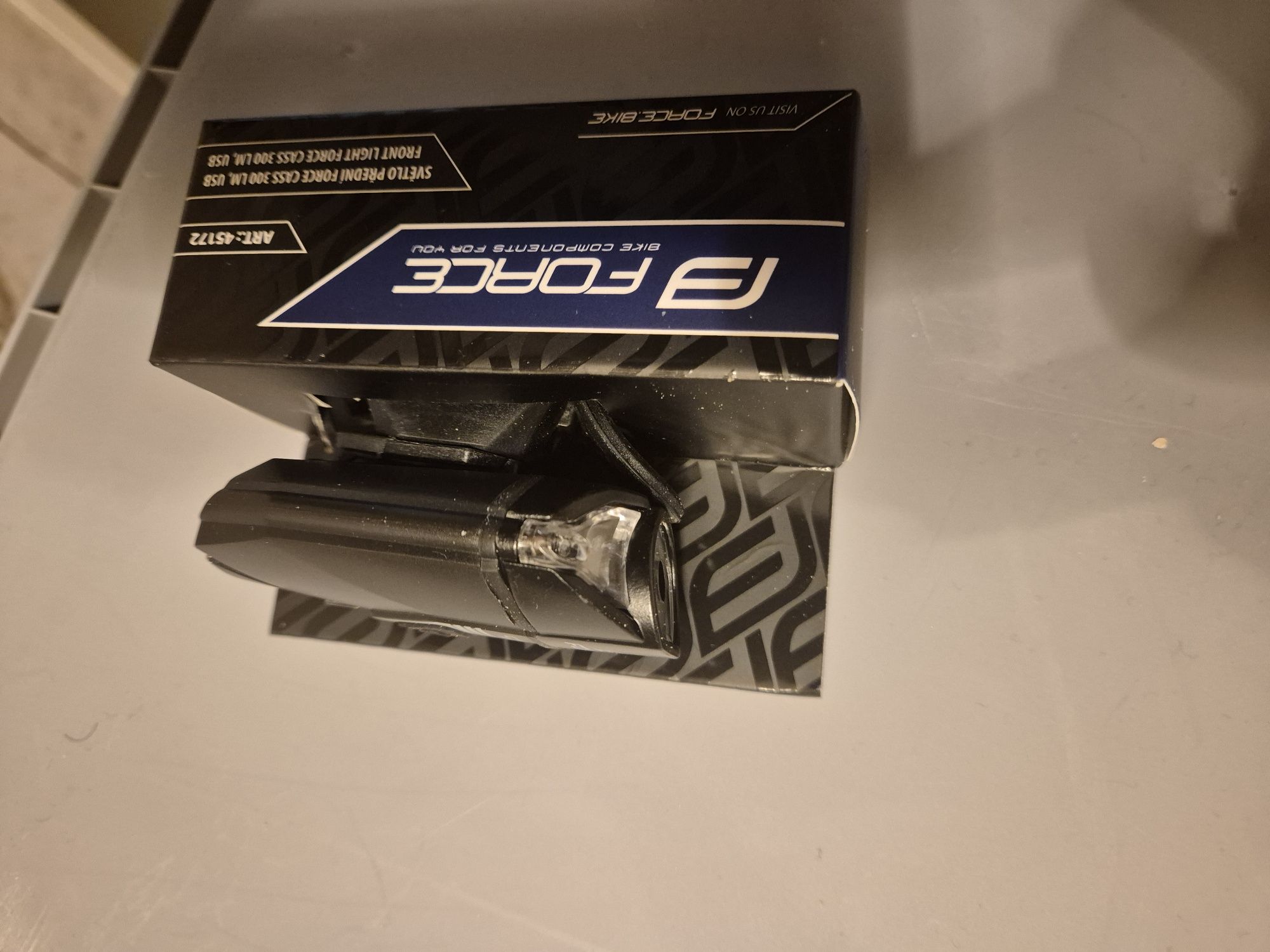 Lampka przednia FORCE CASS 300LM, USB, czarna