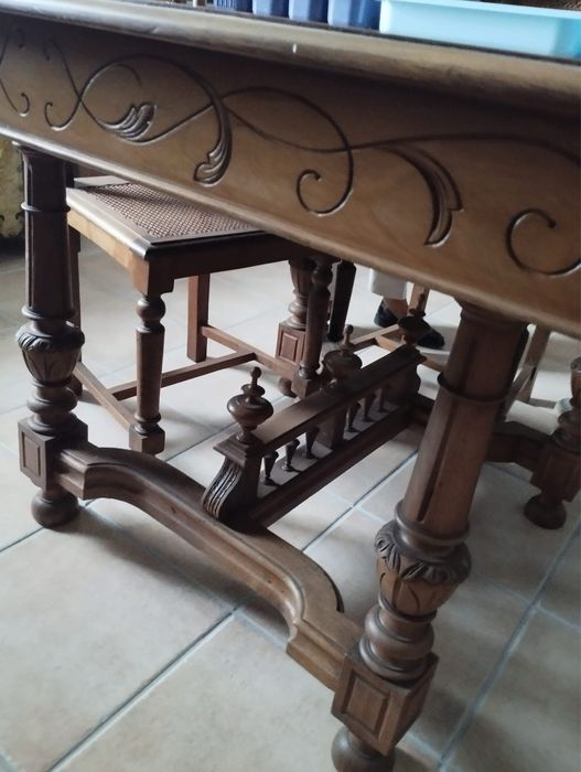 Mesa antiga e cinco cadeiras