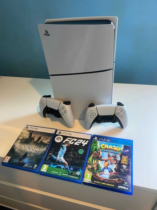 PS5 Standart (1TB) + 2 comandos + 3 Jogos