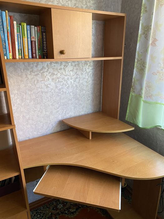 Кутовий стіл з надбудовою та пеналом
