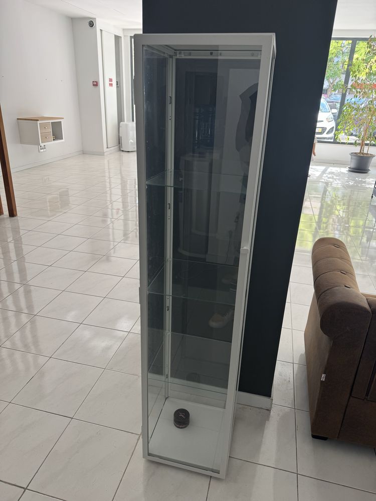 Vitrine branca com 3 parteleiras