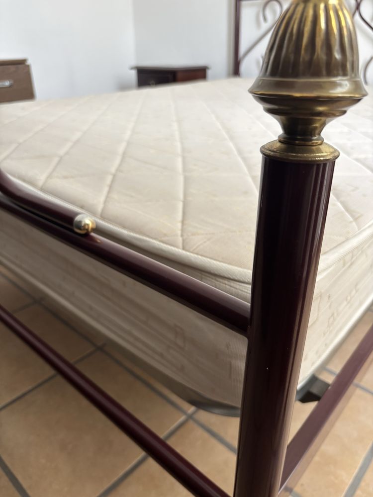 Cama, colchão e estrado