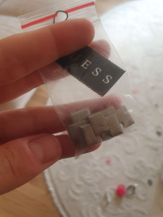Часы guess серебряный цвет.