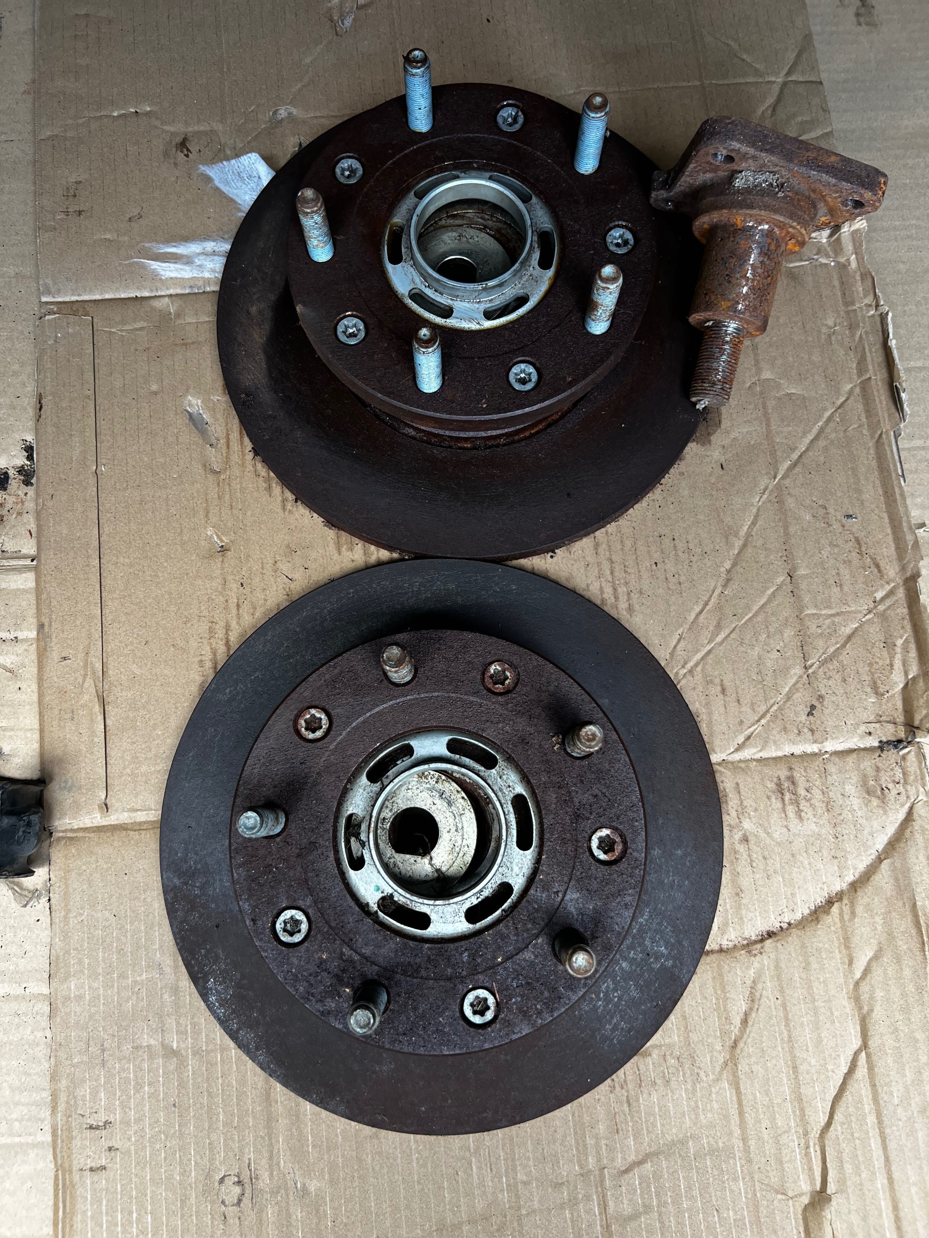 Piasta tył Transit MK8/Custom  KK212B664AA Lewa Prawa tarcze