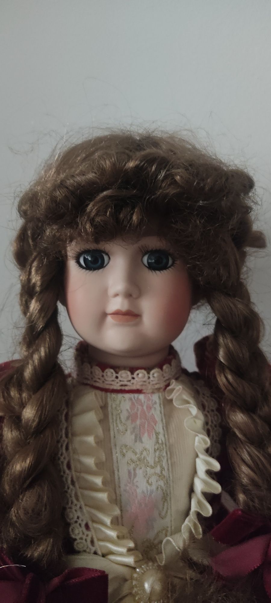 Vendo boneca antiga cabeça porcelana de 40cm.
Cabeça de porcelana