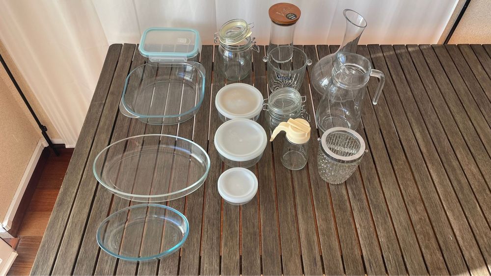Conjunto de potes e travessas em vidro