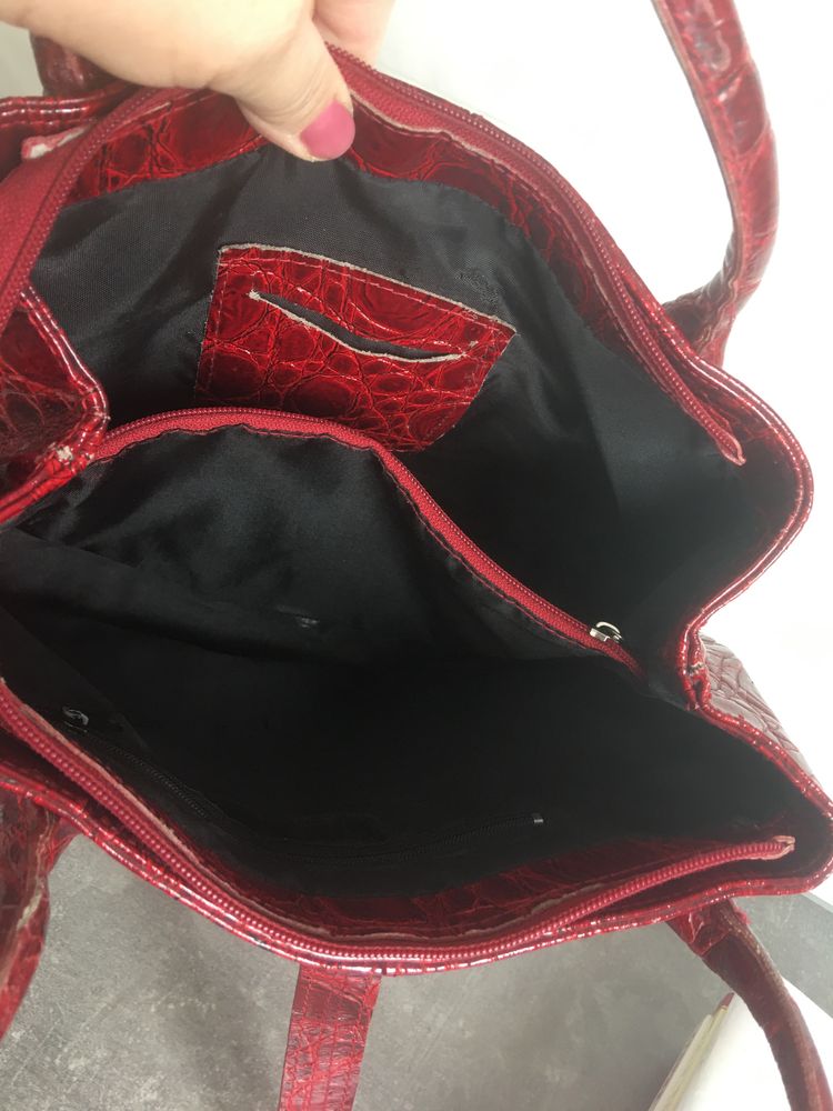 Женские сумки красная,коричневая и черная.