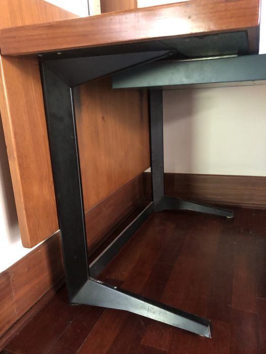 Mesa de madeira com forte estrutura de aço.