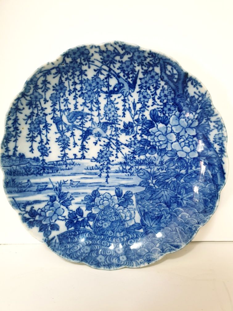 Magnífico antigo prato japonês Imari azul e branco pintado à mão