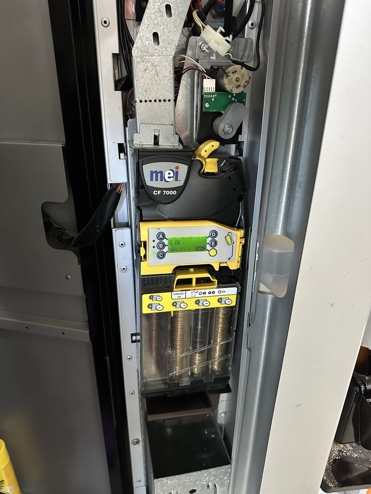 Maquina de vending de snaks e bebidas quentes