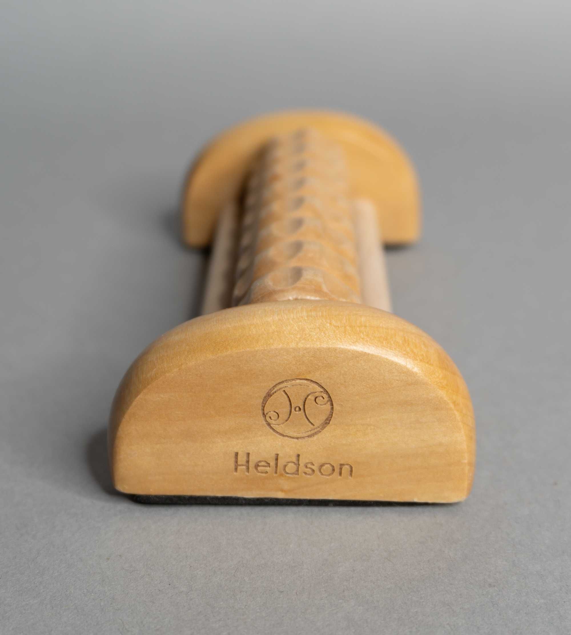 Drewniany masażer do stóp firmy Heldson