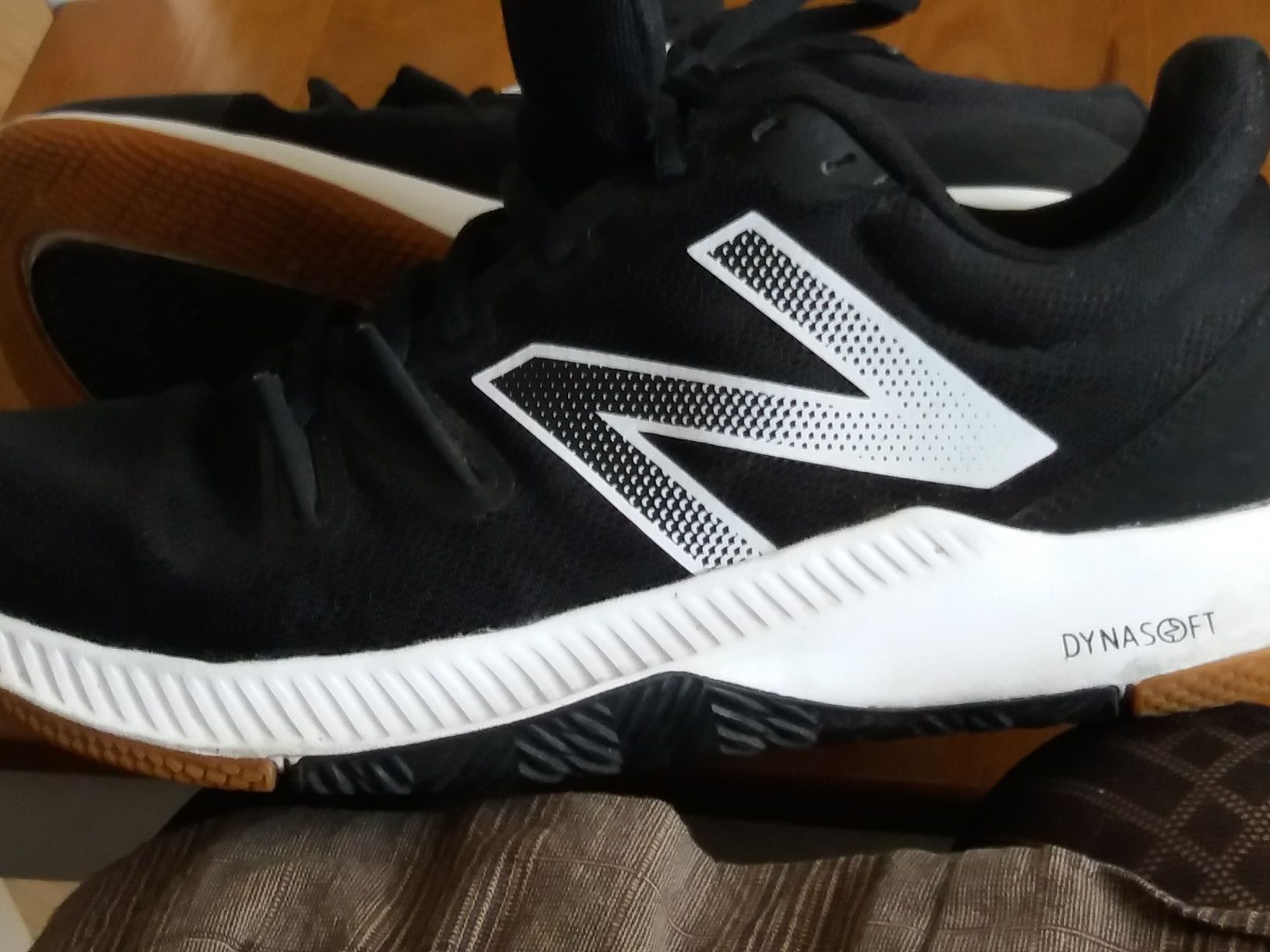 buty sportowe NB czarne siateczkowe 40,5