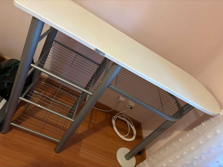 Balcão cozinha com 2 bancos