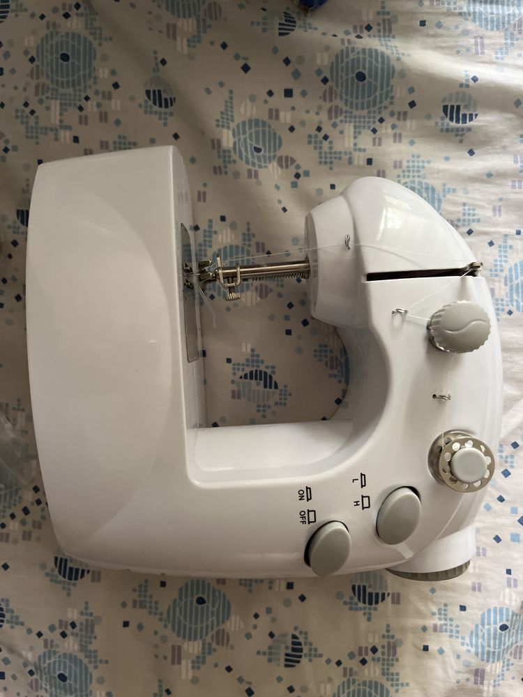 Máquina de Costura Portátil Starlyf Sew Whiz — Usada em Bom Estado