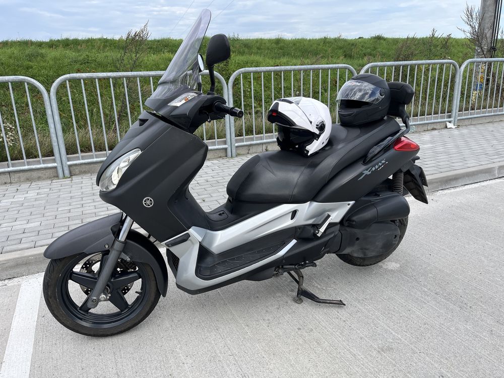Skuter YAMAHA X-max 125  plus 2 kaski