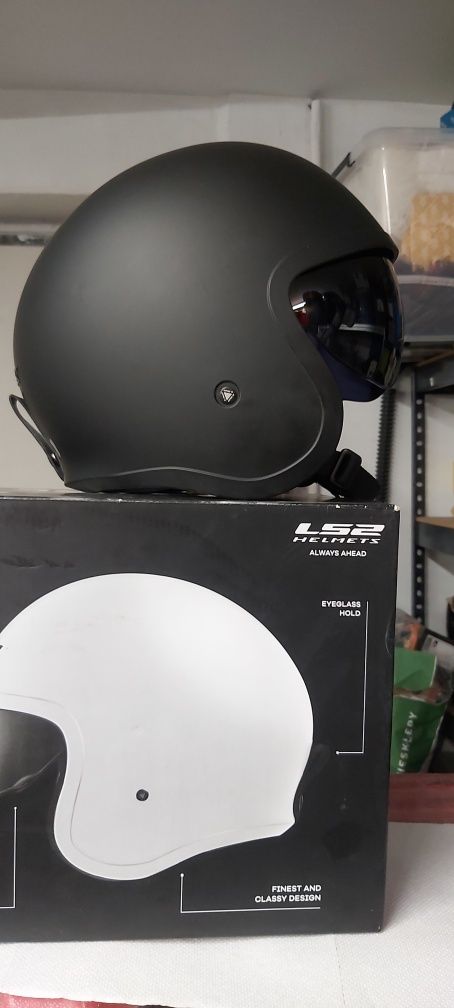 Nowy nieużywany kask na motor z wysuwaną szybką