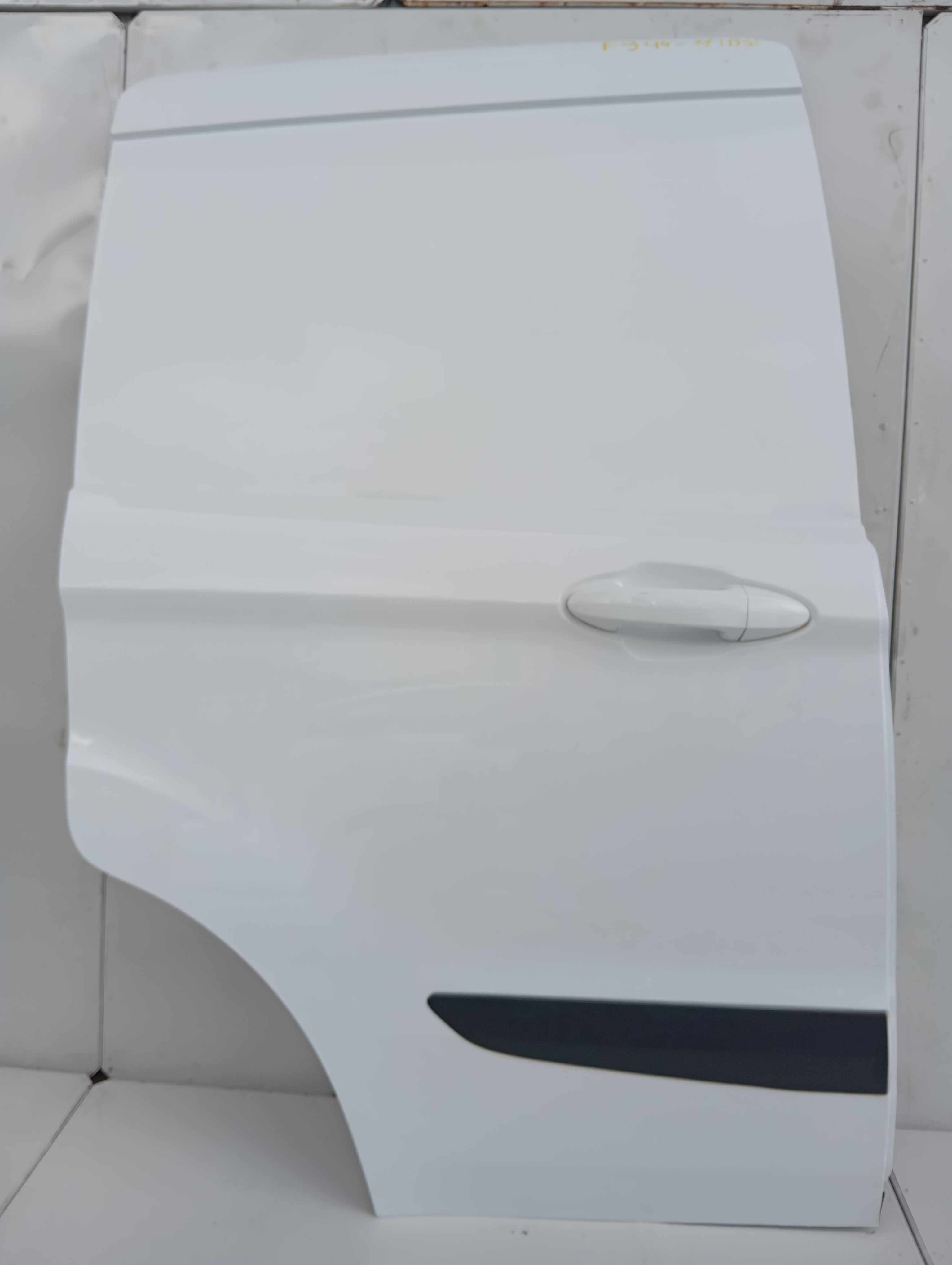 Ford Transit Courier – Drzwi przesuwne prawe E94-11