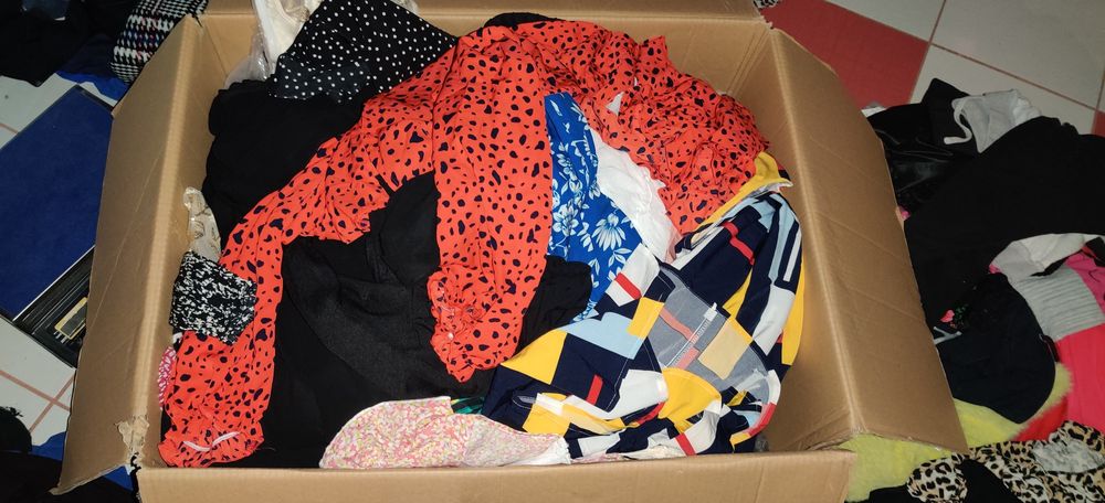 Wielki karton rzeczy z Shein