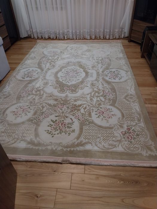 Sprzedam   piękny  dywan i dwa dywaniki z jedwabiem