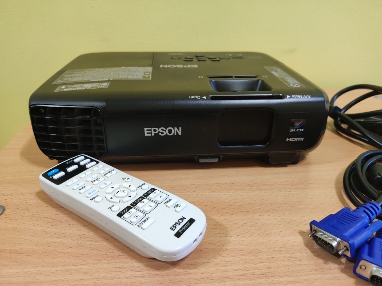 Проектор мультимедійний Epson EB-S03