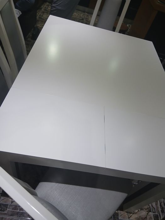 Mesa de jantar sem cadeiras