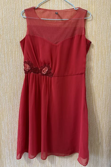 Сукня в кораловому кольорі