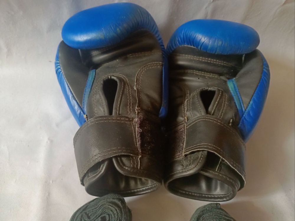 Боксерские перчатки, шлем, бинты, лапы reyvel, everlast