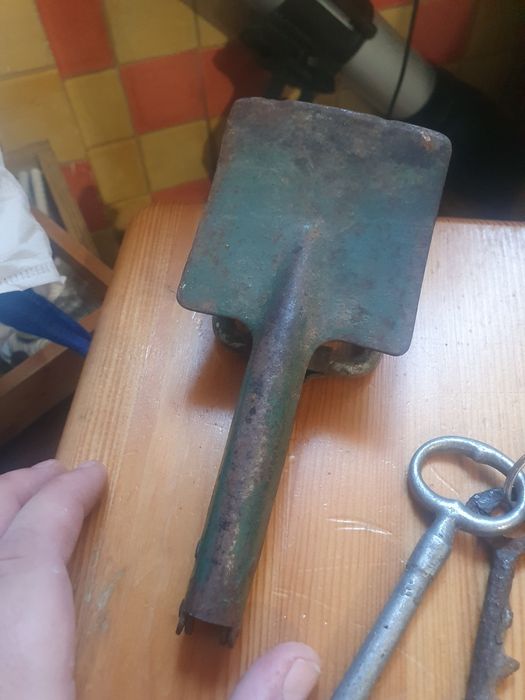 Stara łopatka z grabkami.