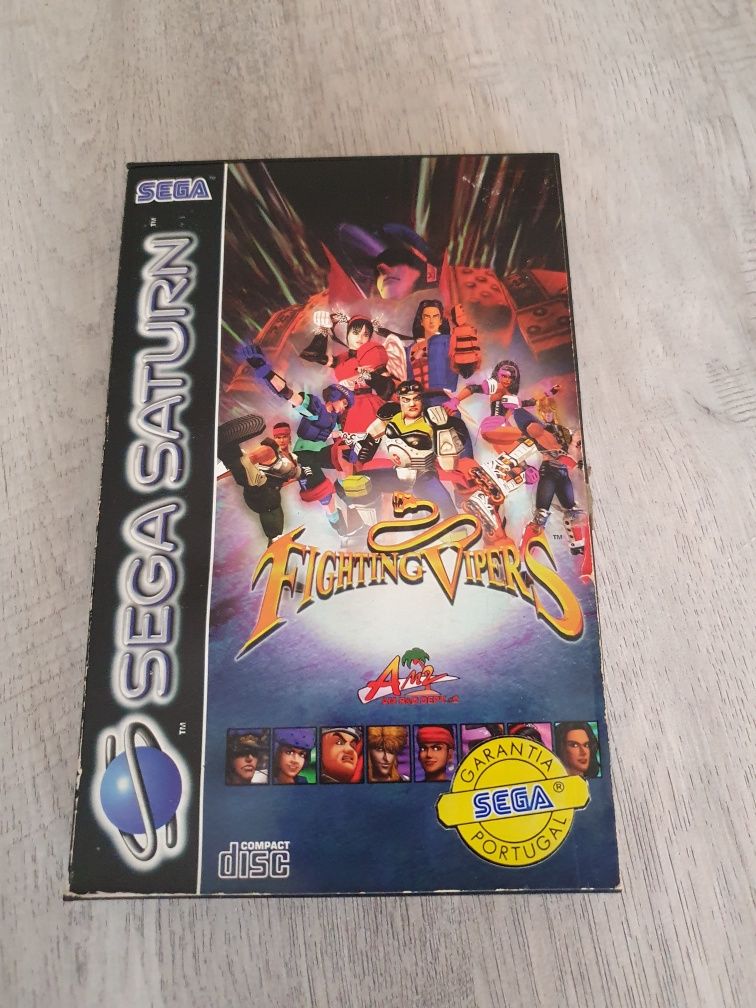 Sega Saturno com um comando e jogos