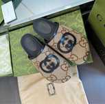 Chinelos gucci.