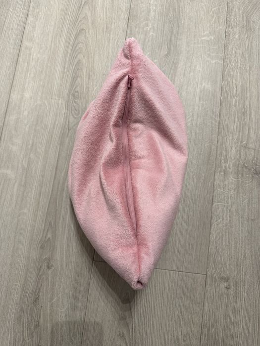 Różowa poduszka podróżna rogal 2w1