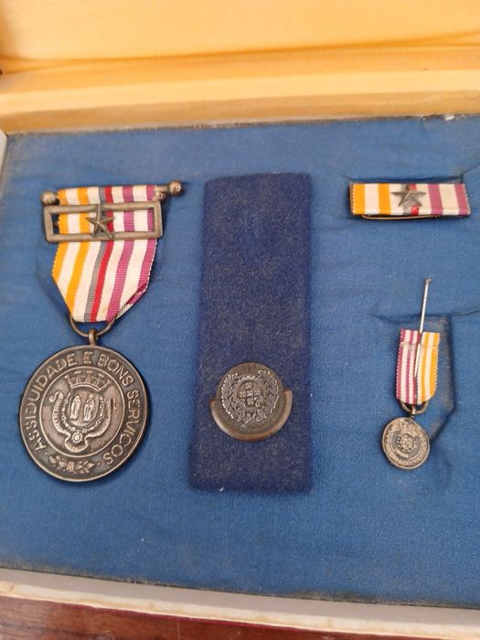 Conjunto de Condecorações da ex colónia ANGOLA, acompanhadas  Caixa Or