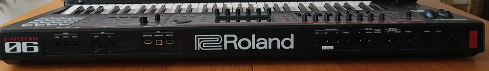 Sintetizador Roland Fantom 06 com Mala de Transporte. Novo