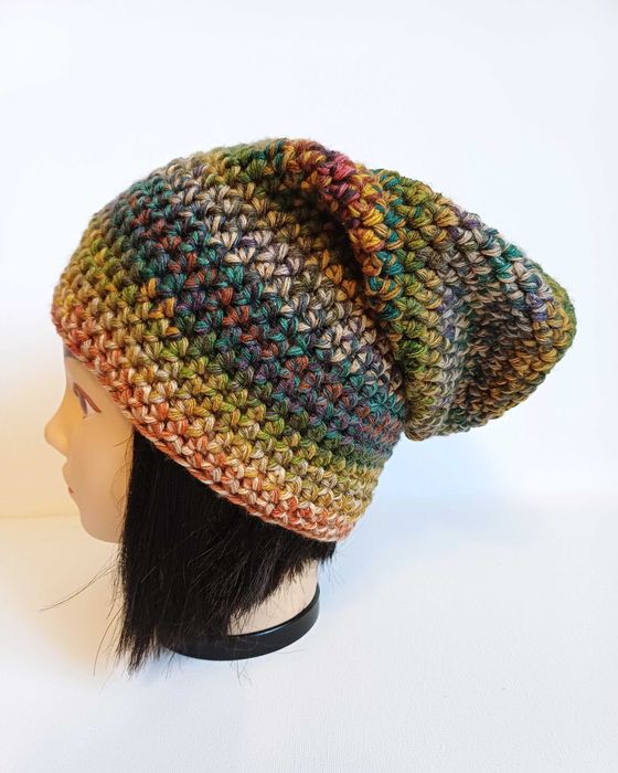 Długa czapka smerfetka zrobiona na szydełku